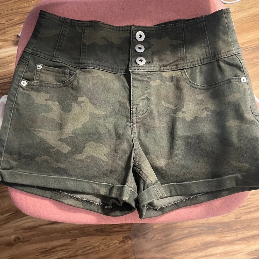 New boundaries,high rise 13 camo shorts w/cuff, three‎ buttons zipper closure
